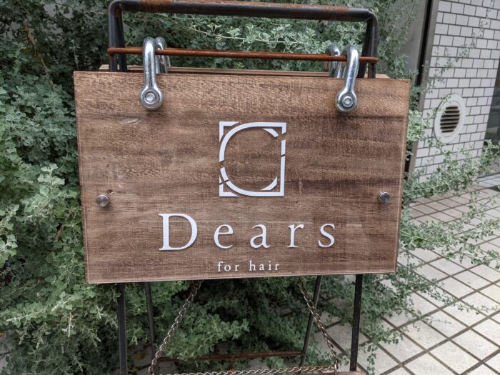アクリル板にカッティングシートを貼り付け