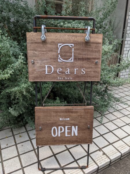 アクリル板にカッティングシートを貼り付け