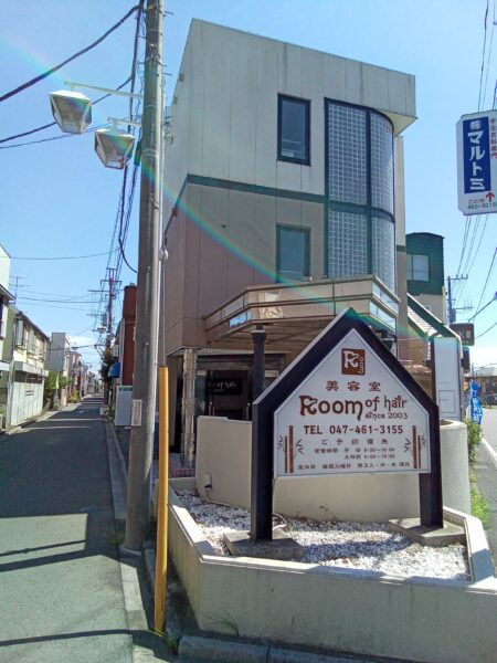 電飾看板にカッティングシートを貼り付け