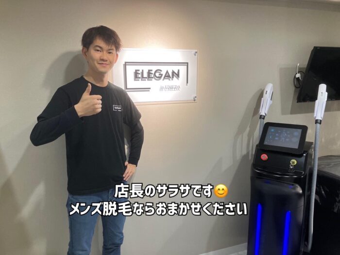 設置後のセパレート看板とお客様のツーショット写真