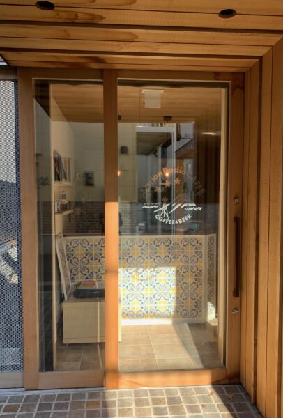 入口ガラスの内側からカッティングシートを貼り付け
