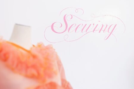 壁面にカッティングシートを貼り付け