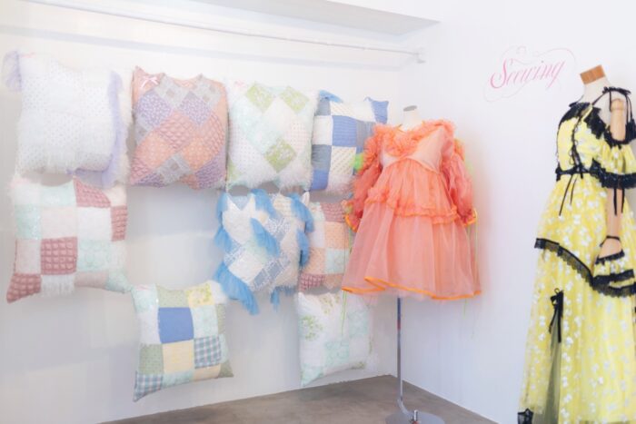 壁面にカッティングシートを貼り付け