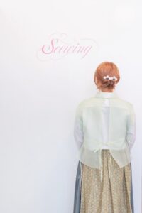壁面にカッティングシートを貼り付け