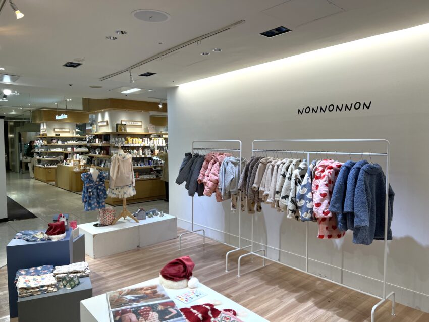 ポップアップストアの壁面にイベント用カッティングシートを貼り付け