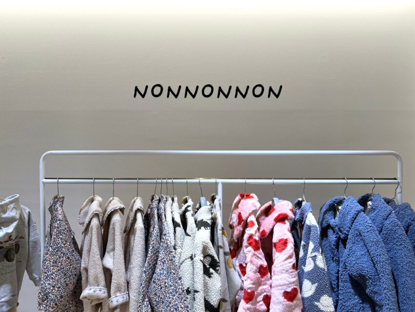 ポップアップストアの壁面にイベント用カッティングシートを貼り付け