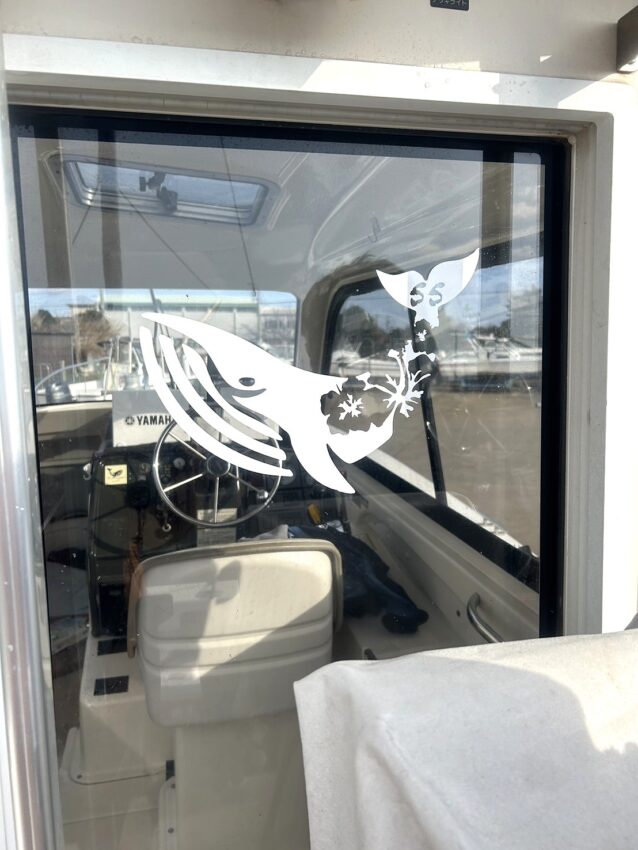 ガラス部分にクジラのカッティングシートを貼り付け