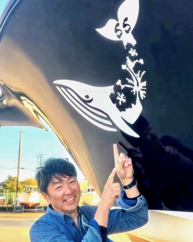 施工後のクジラのカッティングシートとツーショット